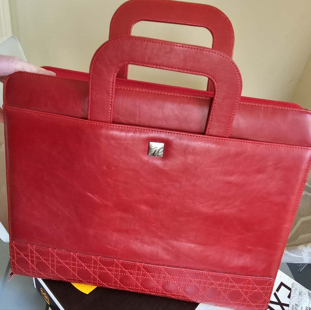 i.e. briefcase/binder/carry bag, candy apple and shiny, used 1 semester
